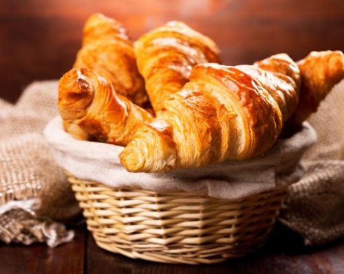 Croissant cu unt pentru un mic dejun delicios