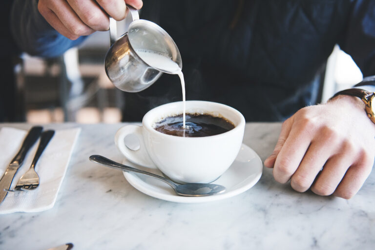 Ce beneficiu ar putea avea un strop de lapte în cafea?