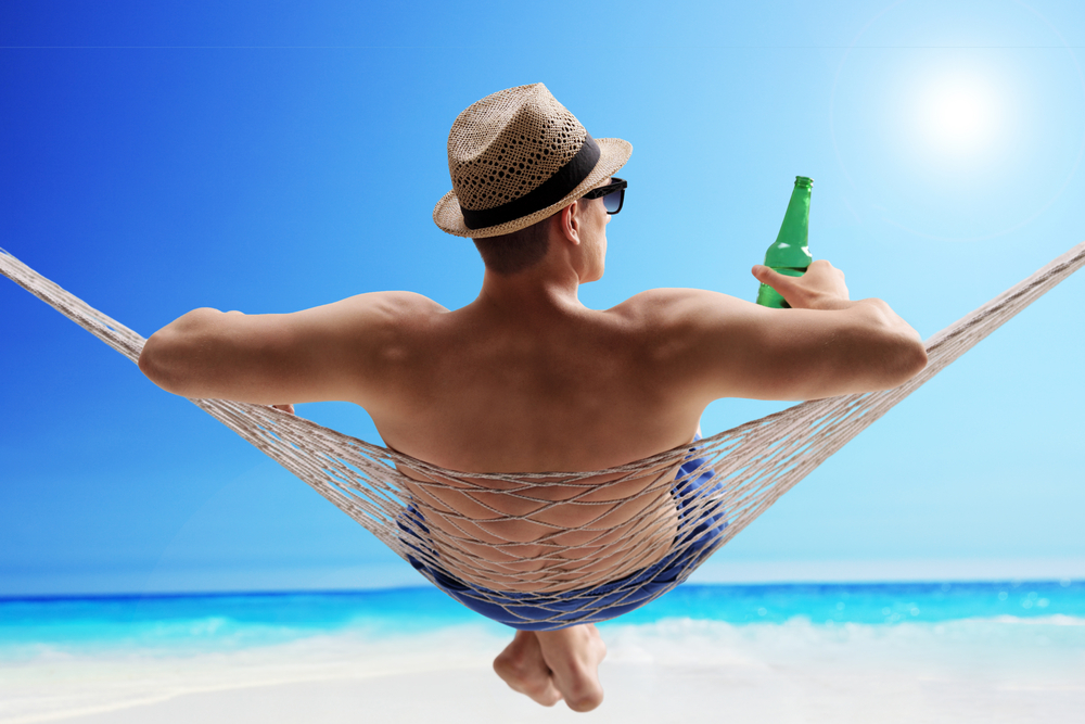 Sfatul medicilor pentru sezonul estival. Ce se întâmplă în organismul tău când consumi alcool pe plajă