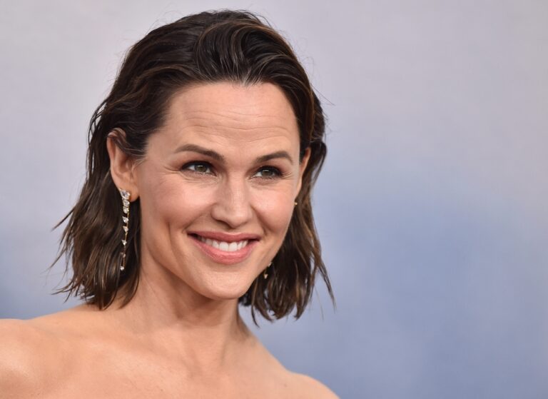 Jennifer Garner respectă cu sfințenie acest obicei, la 52 de ani, în fiecare dimineață. „Îmi place să simt că mi-am testat cu adevărat corpul”